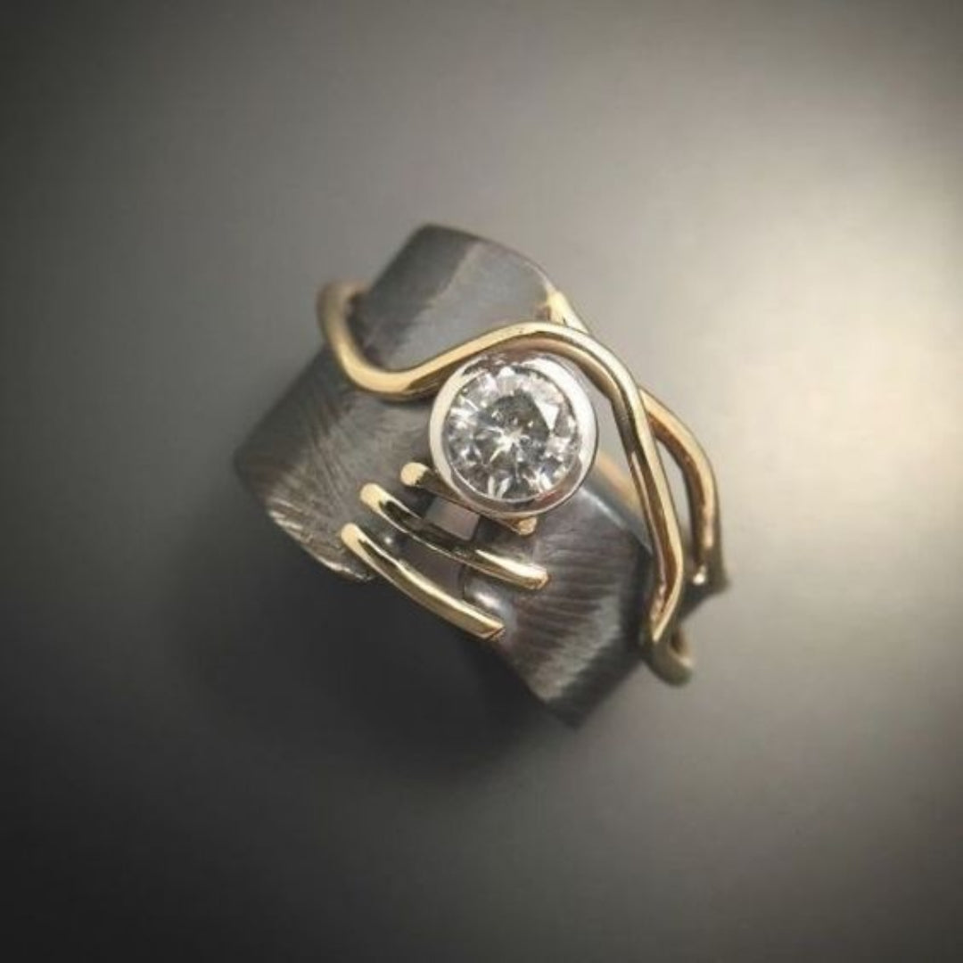 Anillo Vintage de Plata Oscura con Zircónia