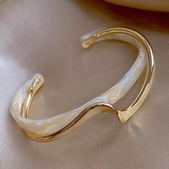 Pulsera de Oro Elegante con Ópalo Blanco